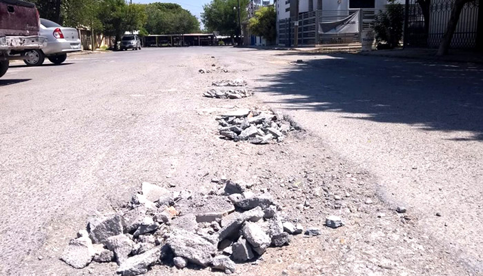 Ciudadano riobravense tapa baches con escombros y materiales que consigue 