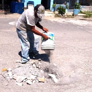 Ciudadano riobravense tapa baches con escombros y materiales que consigue