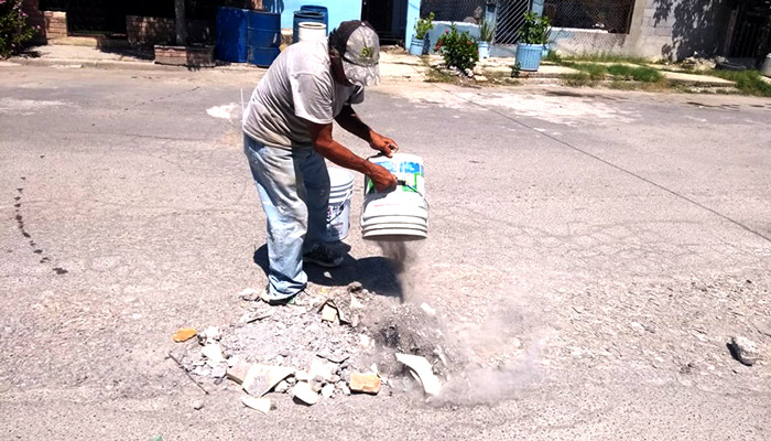 Ciudadano riobravense tapa baches con escombros y materiales que consigue