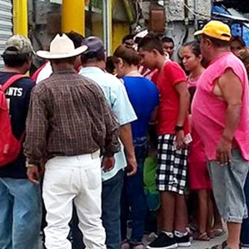 Ciudadanos curiosos caen y pierden su dinero en juegos de apuestas en zona centro.