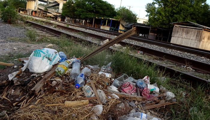 Convierten vías del tren en basurero de toda clase de desechos