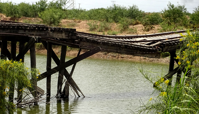 El "Puente Negro" se sostiene de puro milagro