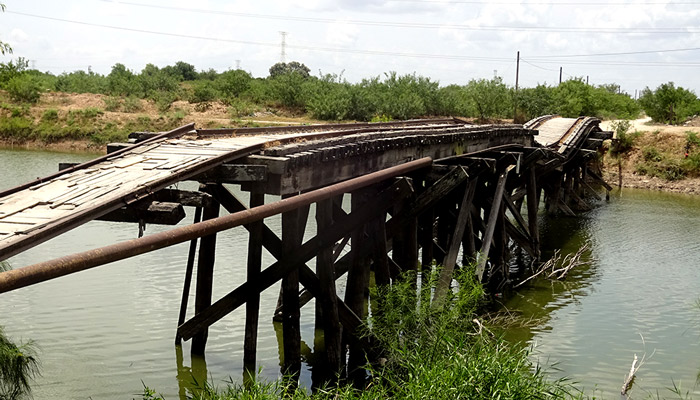 El "Puente Negro" se sostiene de puro milagro en Río Bravo
