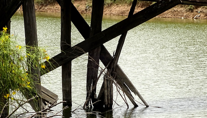 El "Puente Negro" se sostiene de puro milagro en Río Bravo
