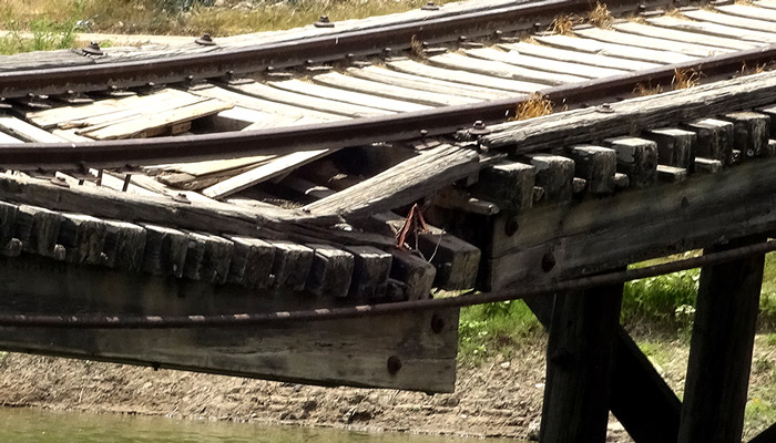 El "Puente Negro" se sostiene de puro milagro en Río Bravo