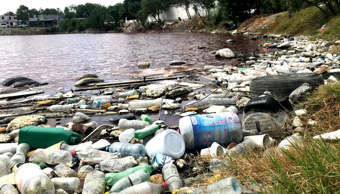 Laguna con aguas rojas en colonia Benito Juárez
