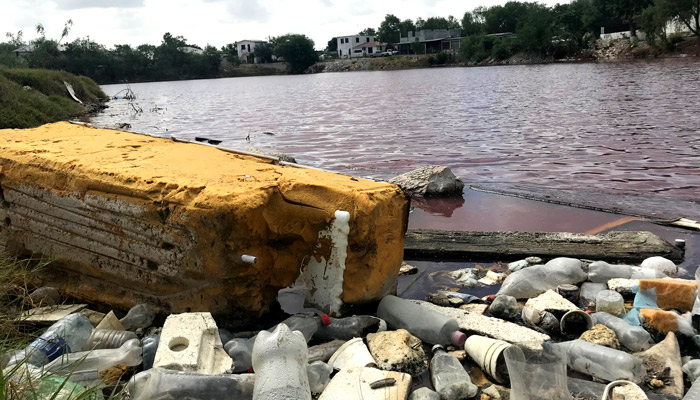 Laguna con aguas rojas en colonia Benito Juárez
