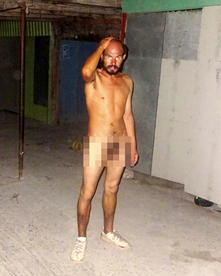 Persona con aparente discapacidad mental destruye un puesto de “el riel”