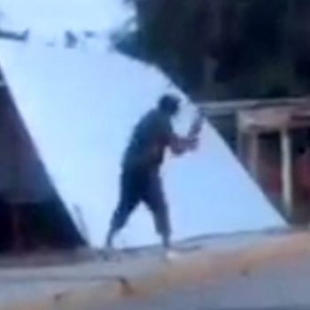 Persona con aparente discapacidad mental destruye un puesto de “el riel”