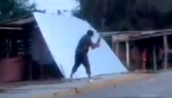 Persona con aparente discapacidad mental destruye un puesto de “el riel”
