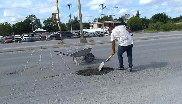Riobravense tapa baches por el bien ciudadano