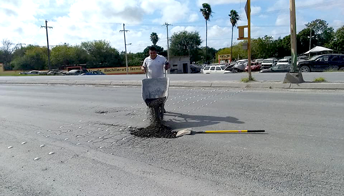 Riobravense tapa baches por el bien ciudadano