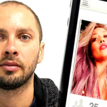 Hombre se hace pasar por mujer en Tinder