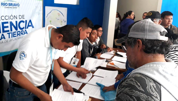 Dan atención personalizada a familias que viven en asentamientos irregulares