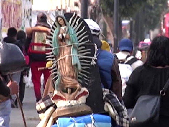 Peregrinos, entre la basura que dejan a su paso y la búsqueda de un milagro