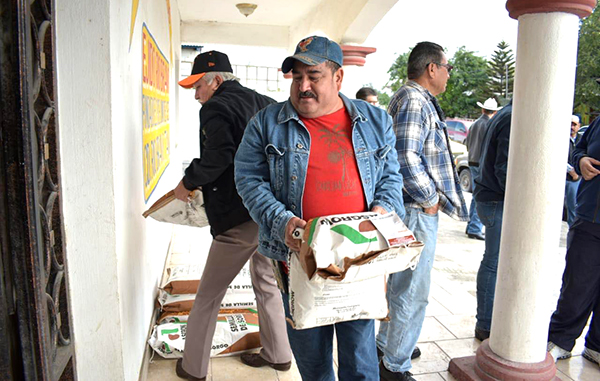 Reciben agricultores del Ejido Río Bravo semilla sin costo