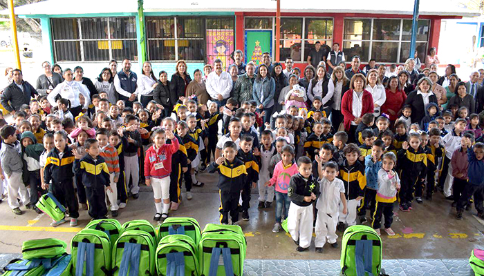 Reinician actividades escolares con entrega de mochilas