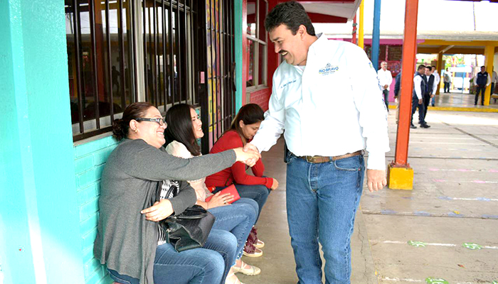 Reinician actividades escolares con entrega de mochilas