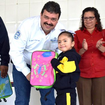 Reinician actividades escolares con entrega de mochilas