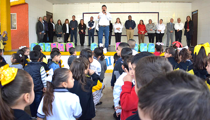 Reinician actividades escolares con entrega de mochilas