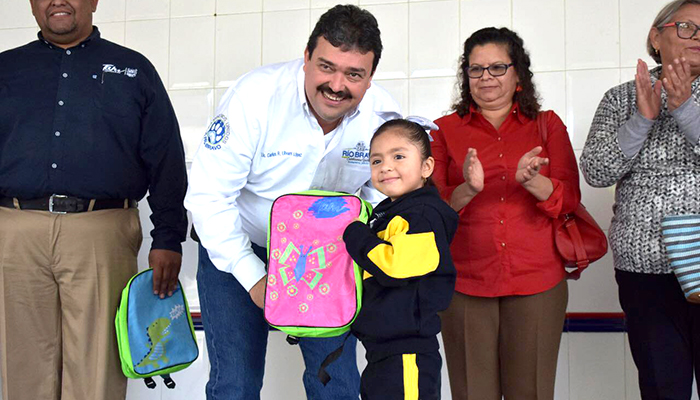 Reinician actividades escolares con entrega de mochilas