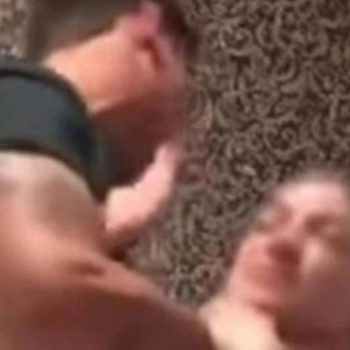 Golpea brutalmente a su novia por olvidar un regalo