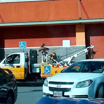 Denuncian vehículos en lugares para discapacitados en Río Bravo