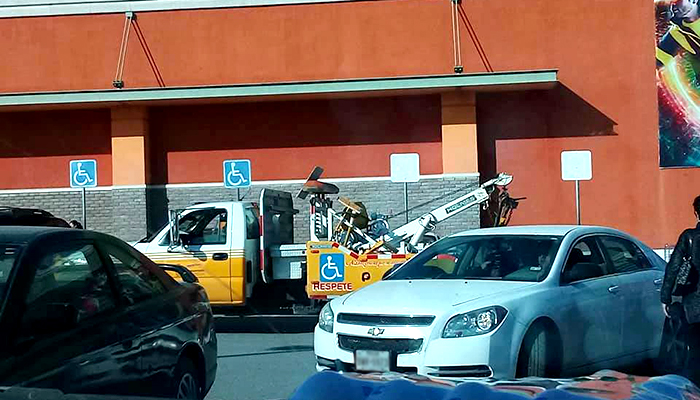 Denuncian vehículos en lugares para discapacitados en Río Bravo