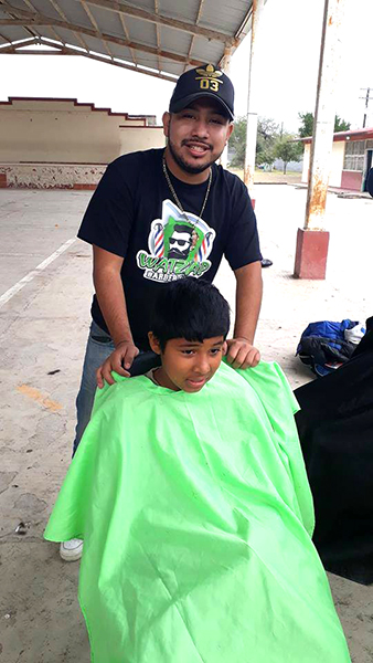 “Whatzap Barber” realiza cortes gratuitos en apoyo a Río Bravo