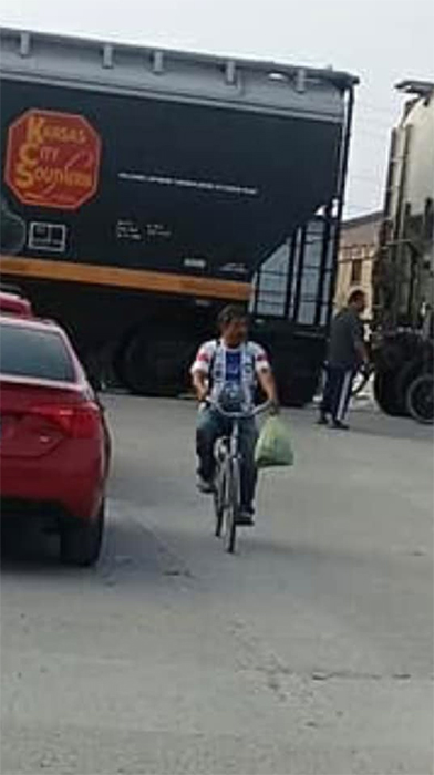 Camión de pepinos sufre accidente y la gente se roba la fruta