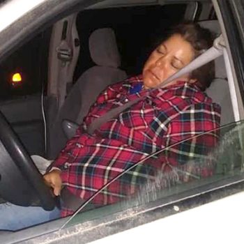 Funcionaria pública de Río Bravo, choca en estado de ebriedad y se queda dormida