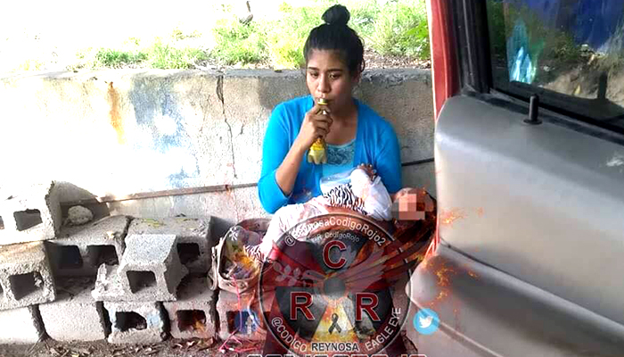 Madre reynosense consume drogas en vía pública acompañada de su bebé