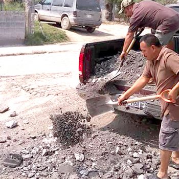 Vecinos tapan el mega bache de la colonia Cardenista