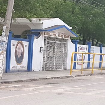 Cansados de maestra faltista, padres bloquean acceso a primaria Miguel Hidalgo