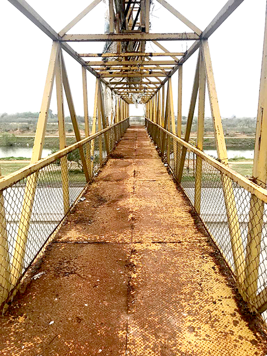 Subir por los puentes peatonales en Río Bravo, es un deporte extremo
