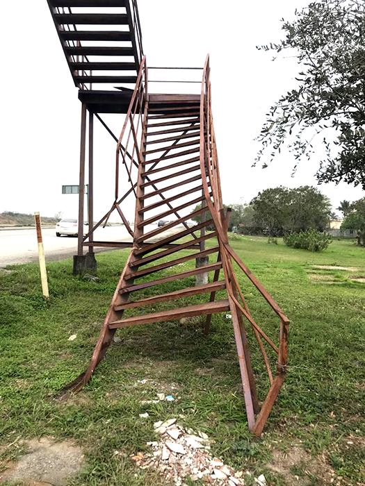 Subir por los puentes peatonales en Río Bravo, es un deporte extremo