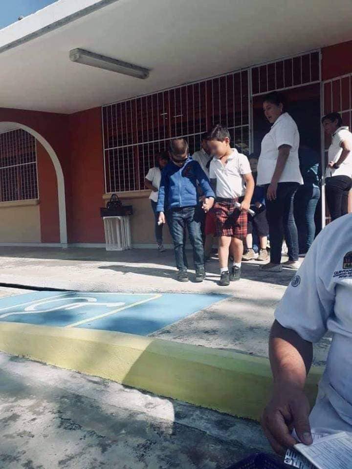 Niño ayuda a su mejor amigo invidente tomado de la mano