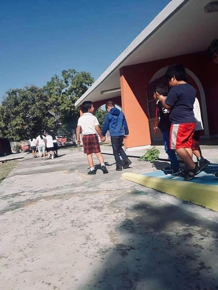 Niño ayuda a su mejor amigo invidente tomado de la mano