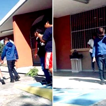 Niño ayuda a su mejor amigo invidente tomándolo de la mano