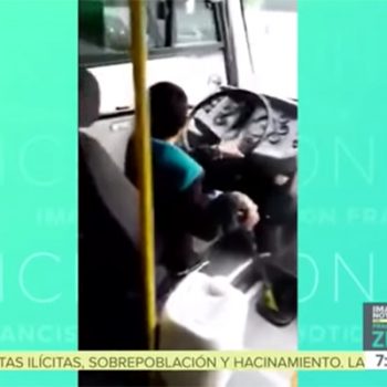 Niño chofer de microbús espanta a los usuarios del trasporte público