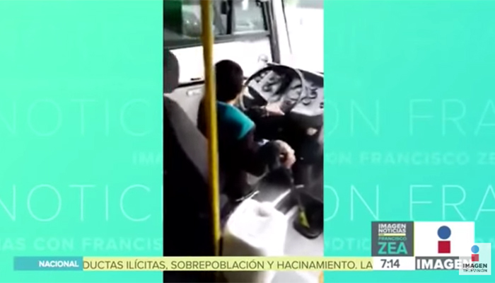 Niño chofer de microbús espanta a los usuarios del trasporte público