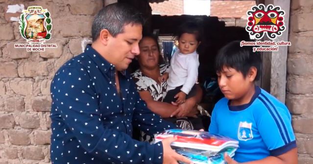 Humilde niño usa lampara de un poste para hacer la tarea
