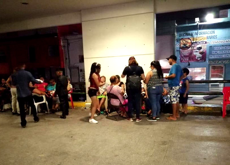 Celebra sus quince años llevando de comer a familiares de pacientes en el hospital