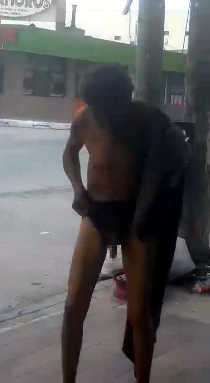 Indigente enseña el pene en plena vía pública