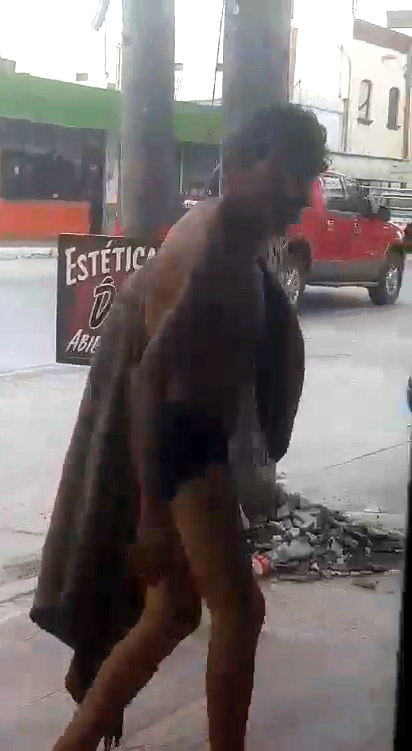 Indigente enseña el pene a plena vía pública