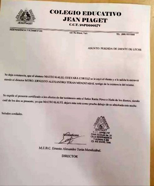 Pequeño pierde su diente de leche y director la hace un oficio al ratón o hada de los dientes.