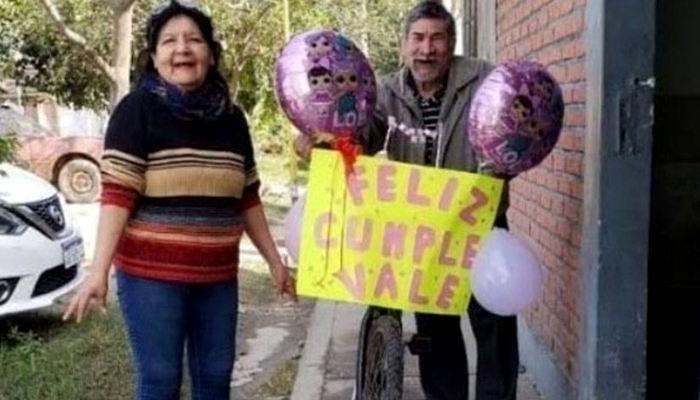 Abuelito adorna su bici y sorprende a su nieta en su cumpleaños