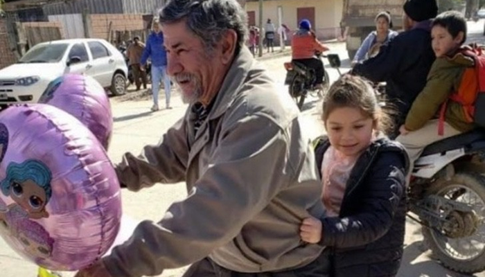 Abuelito adorna su bici y sorprende a su nieta en su cumpleaños