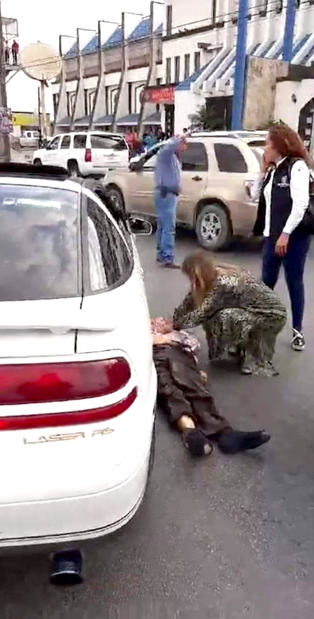 El día de hoy un indigente cruzó sin precaución alguna la avenida Hidalgo a la altura del Hotel Virrey en Reynosa