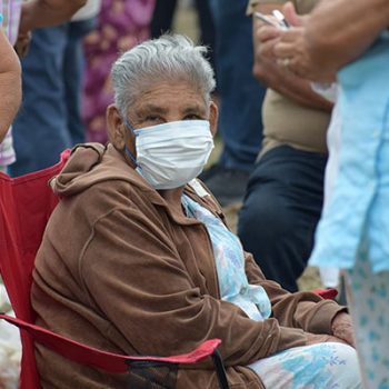 Personas de más 60 años continúan siendo recibidas en módulos de vacunación